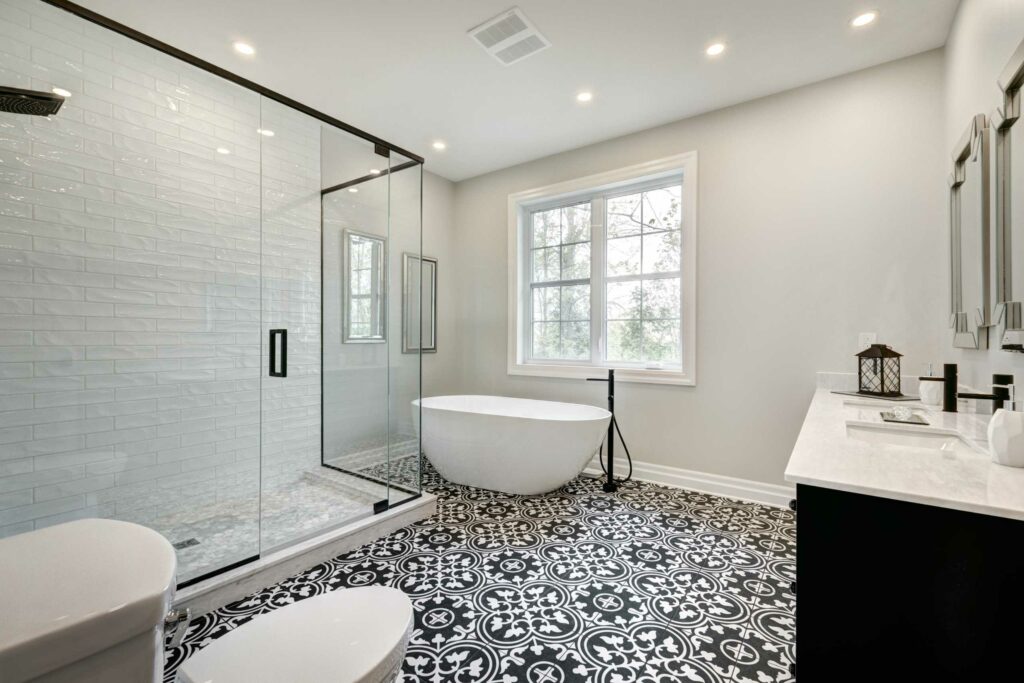 grande-salle-de-bain-douche-en-verre-accent-plomberie-noir
