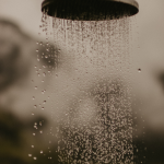 Problèmes de pression d’eau l’été : que faire si votre douche manque de pression ?